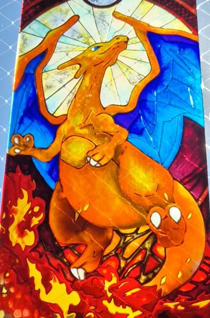 Vitral pintado a mano de un dragón naranja con las alas abiertas, a contraluz