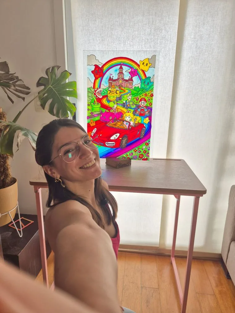 Heli junto a un vitral terminado, apoyado en una mesa frente a la ventana de un living
