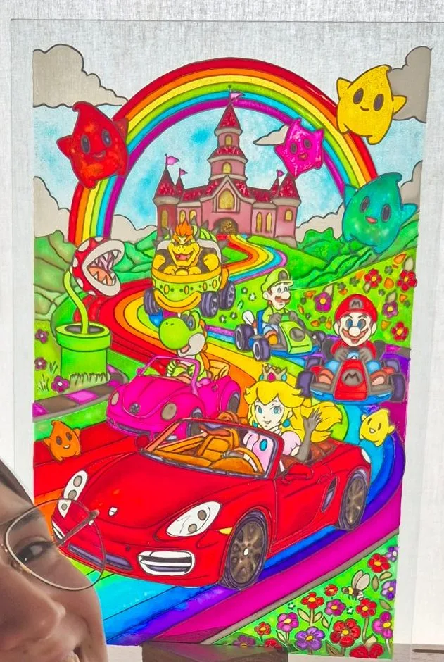 Vitral pintado a mano con personajes de Mario Kart sobre una pista arcoíris